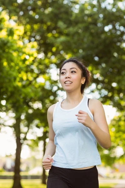 Gesunde Frau joggt im Park — Stockfoto