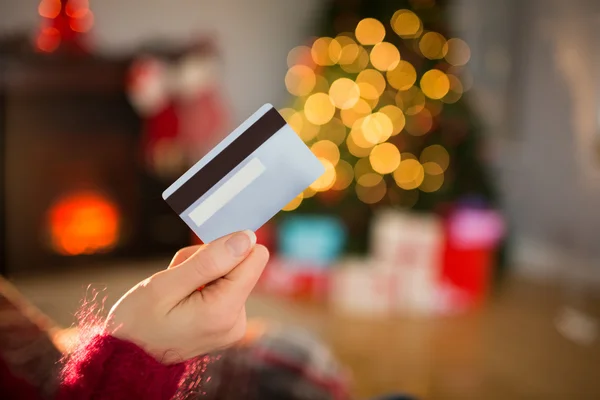 Žena držící kreditní kartu na Vánoce — Stock fotografie