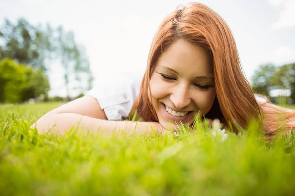 Bastante pelirroja feliz y mintiendo — Foto de Stock