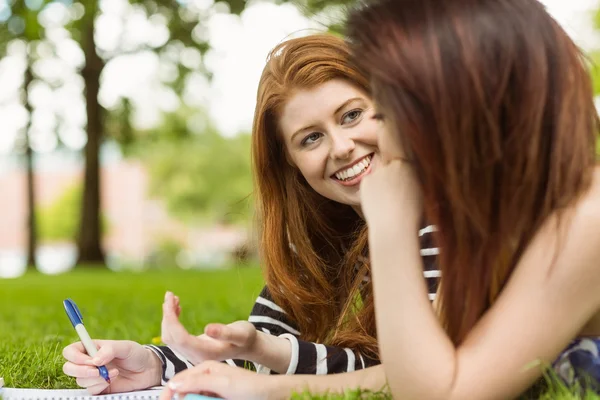 Estudantes do sexo feminino com livros no parque — Fotografia de Stock