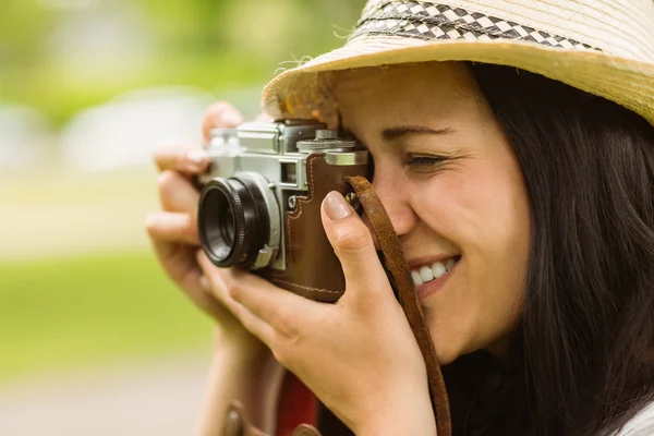 Morena feliz tirando foto com câmera retro — Fotografia de Stock