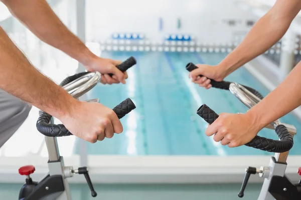 Couple working on exercise bikes — Stock Photo, Image