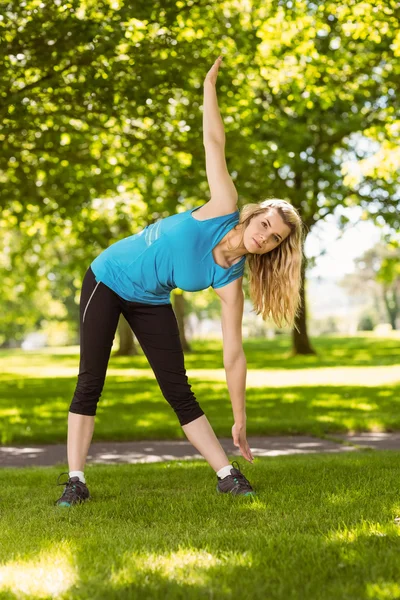 Passa blond stretching i parken — Stockfoto