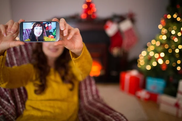 Ruiva de beleza tirando uma selfie no Natal — Fotografia de Stock