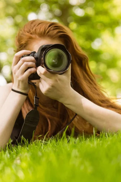 Fotógrafa feminina no parque — Fotografia de Stock