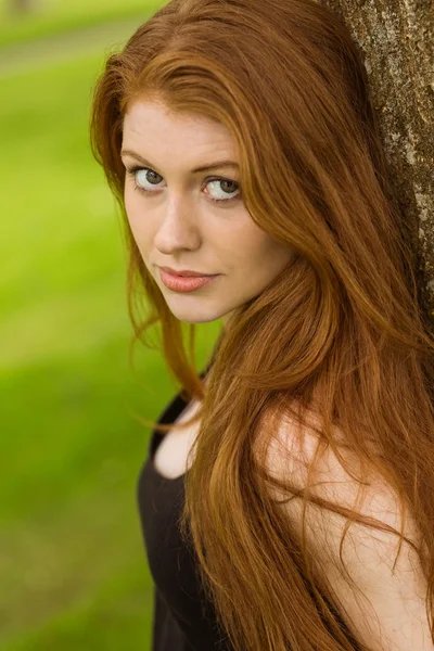 Beautiful young woman in park — Stock Photo, Image