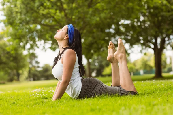 Lugna brunt hår gör yoga på gräs — Stockfoto