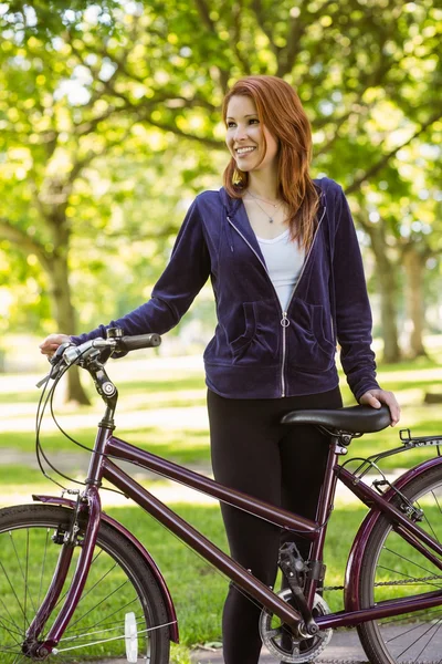 かわいい赤毛の彼女の自転車と — ストック写真