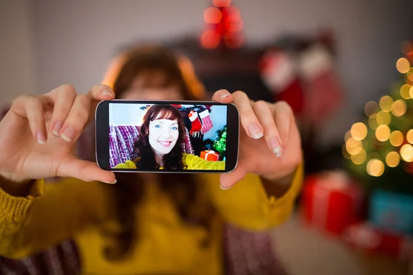 Lachende roodharige nemen een selfie met Kerstmis — Stockfoto