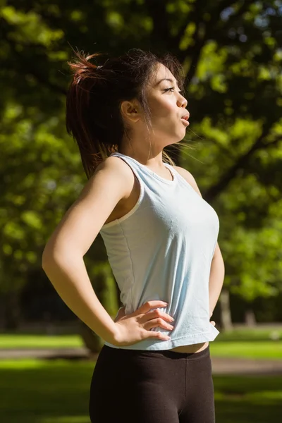 Healthy young woman standing in park — Stock Photo, Image