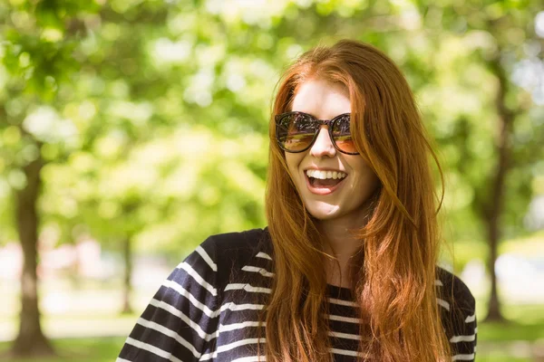 Belle femme portant des lunettes de soleil — Photo