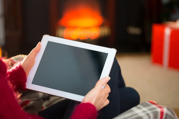 Mujer en jersey usando tableta en Navidad — Foto de Stock