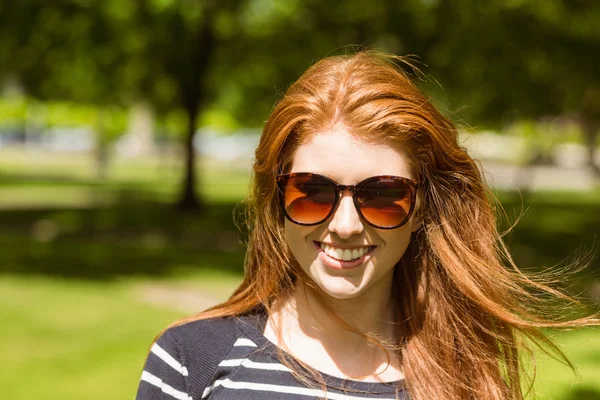 Belle femme portant des lunettes de soleil — Photo