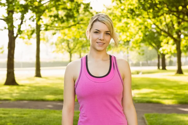 Ajuste rubia sonriendo a la cámara —  Fotos de Stock