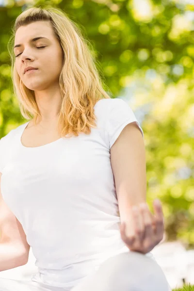 Parkta yoga yaparken huzurlu sarışın — Stok fotoğraf