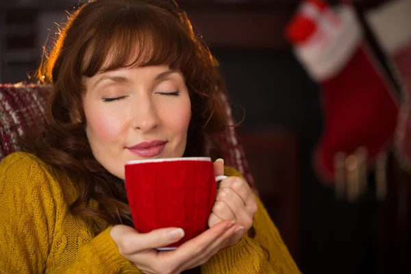 Ruiva bonita desfrutando de bebida quente no Natal — Fotografia de Stock