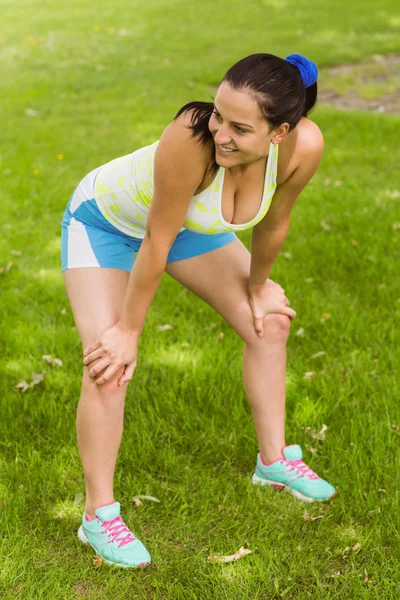 Sonriente morena en forma recogiendo el aliento — Foto de Stock