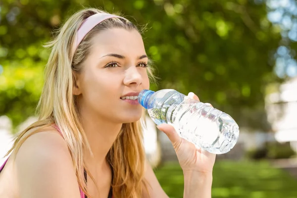 Fit blonde taking a break in the park — Stock Photo, Image