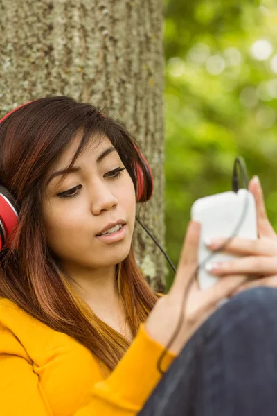 Mujer disfrutando de la música en parque —  Fotos de Stock