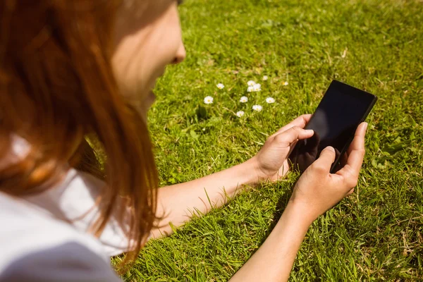 Söt rödhårig textmeddelanden på sin telefon — Stockfoto