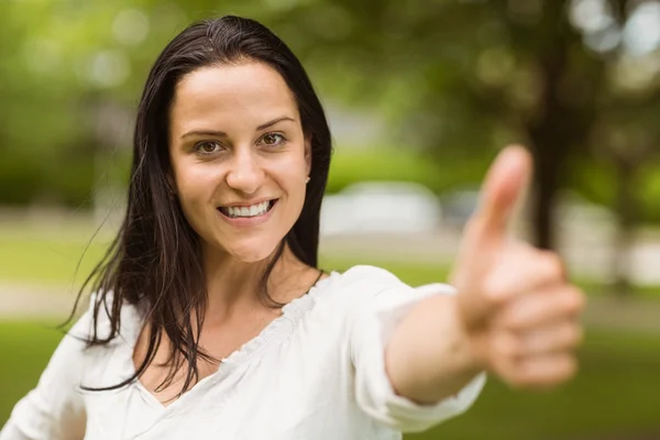 Morena casual positiva com polegares para cima — Fotografia de Stock