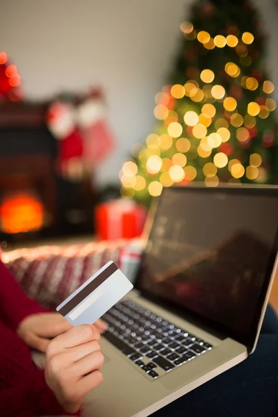 Kvinnan handla online med laptop vid jul — Stockfoto