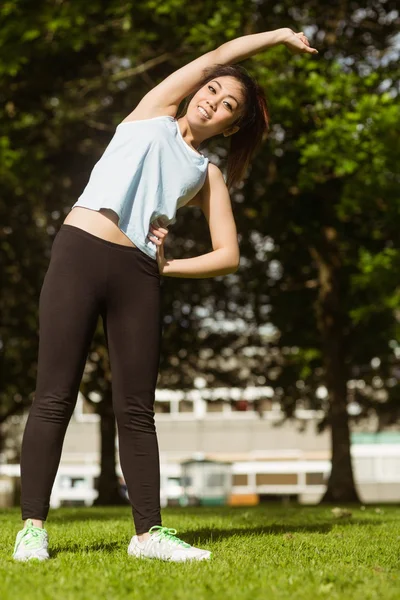 Donna che fa esercizi di stretching nel parco — Foto Stock