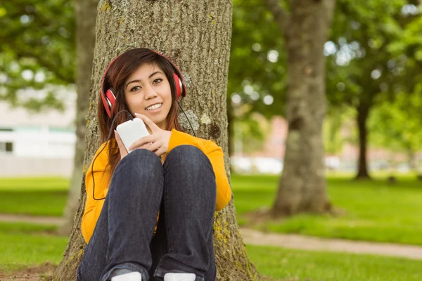 Woman enjoying music in park — Stock Photo, Image