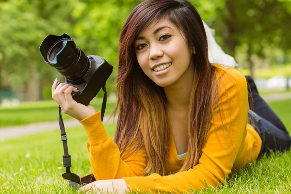 Samica fotograf w parku — Zdjęcie stockowe