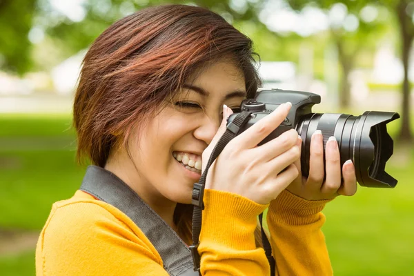 Kvinnlig fotograf på park — Stockfoto