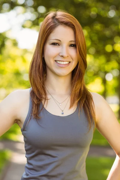 Ruiva bonita sorrindo — Fotografia de Stock