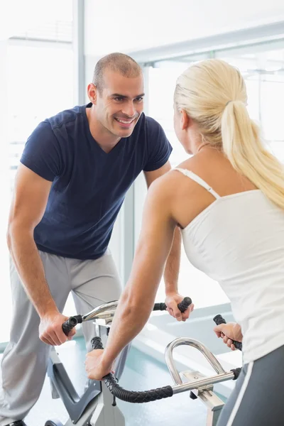 Couple working on exercise bikes — Stock Photo, Image