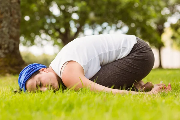 Morena relaxante e meditando na grama — Fotografia de Stock