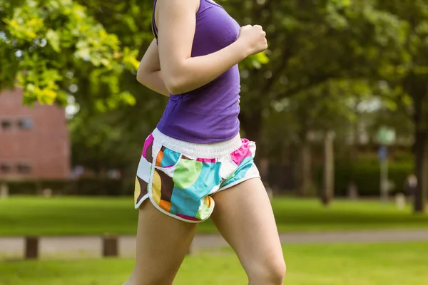 Femme jogging dans le parc — Photo