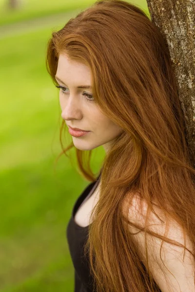 Mooie jonge vrouw in het park — Stockfoto