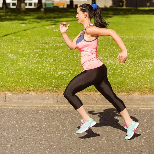 Fit brunett kommer snabbare på väg — Stockfoto