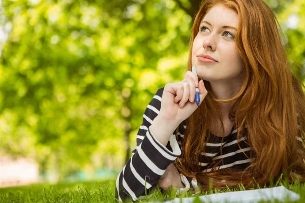 Student göra läxor i park — Stockfoto