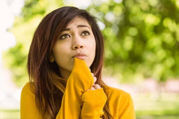 Donna che guarda lontano nel parco — Foto Stock