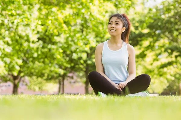 Healthy woman sitting on grass in park — Stock Photo, Image