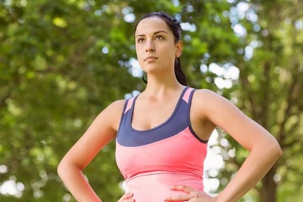 Bruna in forma premurosa con le mani sui fianchi — Foto Stock