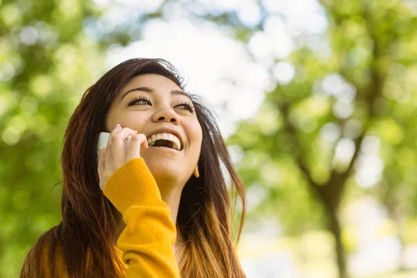 Woman using mobile phone in park — Stock Photo, Image