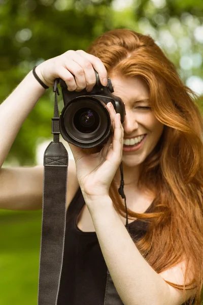 Bela fotógrafa feminina no parque — Fotografia de Stock