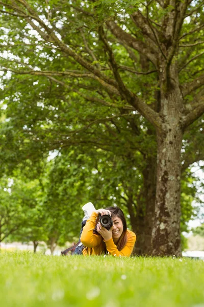 Kvinnlig fotograf på park — Stockfoto