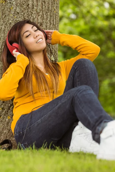 Kobieta korzystających muzyki w parku — Zdjęcie stockowe
