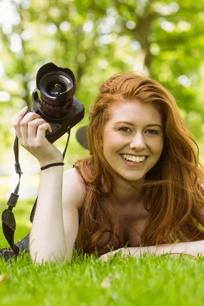 Bella fotografa femminile al parco — Foto Stock
