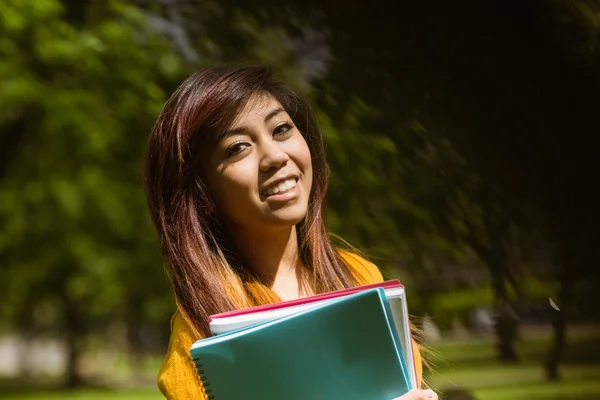 Étudiante avec livres dans le parc — Photo