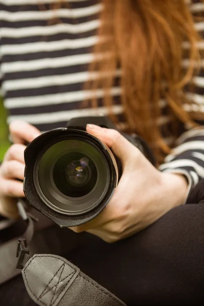 Kvinnlig fotograf med dslr-kamera — Stockfoto