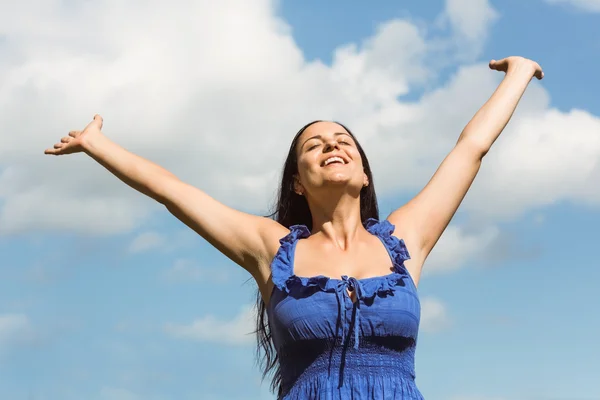 Sonriente morena en vestido azul sintiéndose libre —  Fotos de Stock