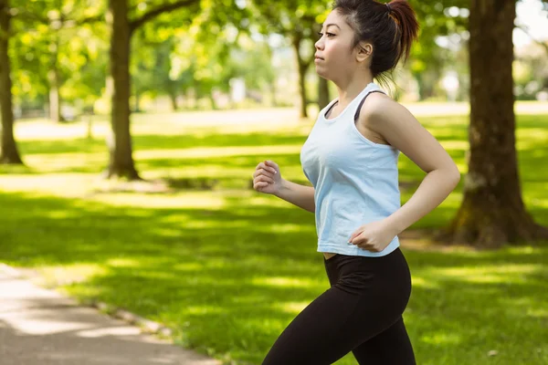 Femme saine jogging dans le parc — Photo