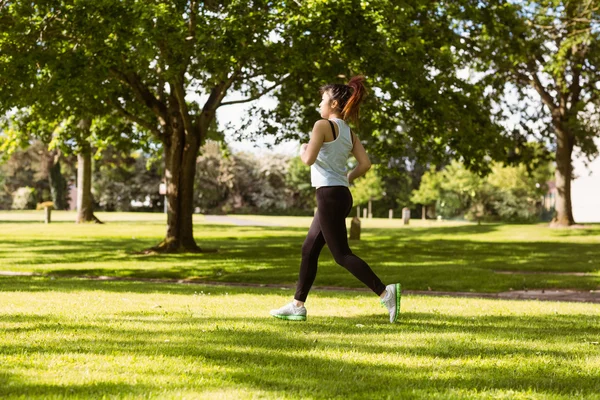 Здоровая женщина бегает в парке — стоковое фото